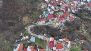 Tokat'ta heyelanların yaşandığı köy ikiye bölündü