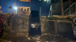 Yolu şaşırdı, lüks otomobille 5 metreden aşağı düştü