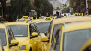 Yunanistan'da taksiciler 48 saatlik grevde: Toplu ulaşım ve havalimanı çalışanları da greve gidiyor