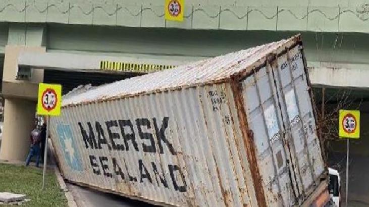TIR üst geçide böyle çarptı! Konteyner yola devrildi trafik aksadı
