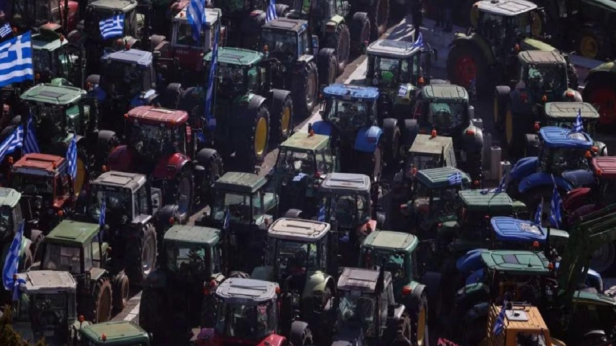 Yunanistan'da çiftçiler yolu trafiğe kapattı