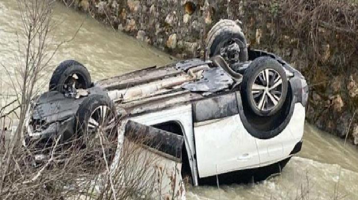 Zamanla yarış! Yoldan çıkan araç dereye uçtu: Boğulmak üzereyken kurtarıldılar