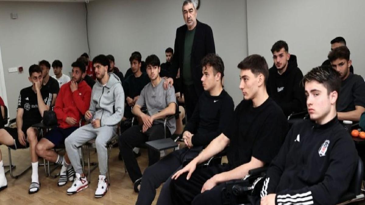 Beşiktaş, genç futbolcularına sosyal medya semineri verdi