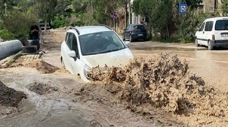 Bodrum'da ana isale hattı patladı! Bir araç çukura düştü