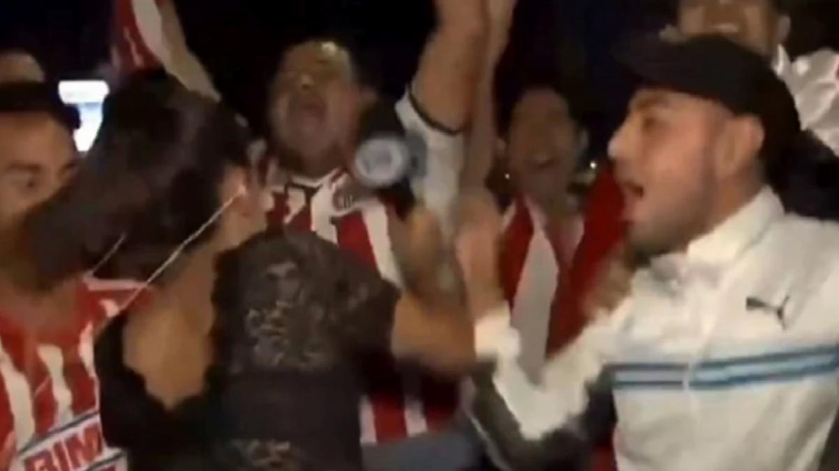 Bu kadarı da fazla artık! Canlı yayında kadın muhabiri taciz ettiler