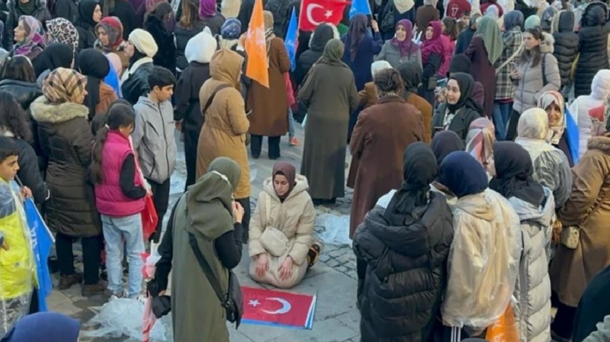 Cumhurbaşkanı Erdoğan konuşurken Türk bayrağını seccade yapıp miting alanında namaz kıldı
