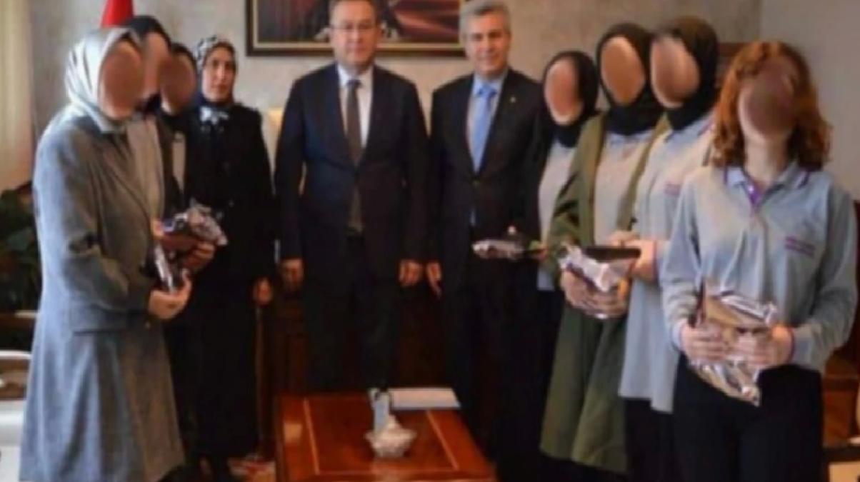 Derince İlçe Milli Eğitim Müdürlüğü, kaymakamı ziyaret eden kız öğrencilerin yüzlerini sansürledi