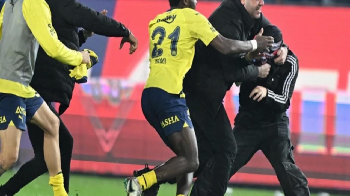 Fenerbahçeli Osayi Samuel, kendisine doğru koşan Trabzonsporlu taraftara yumruk attı