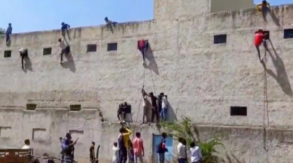 Hindistan'da Sınavda Kopya Skandalı: Eğitim Müdürlüğü Soruşturma Başlattı