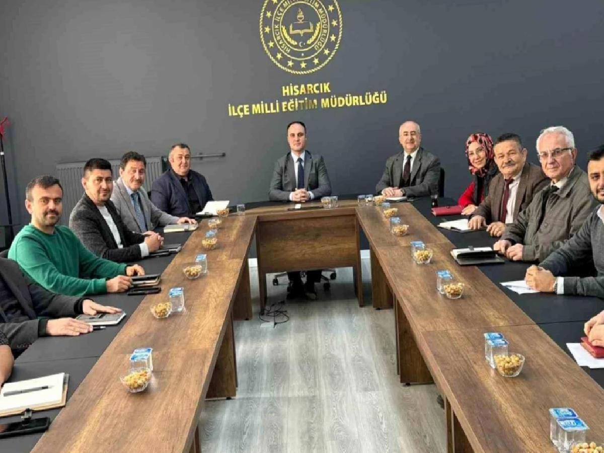 Hisarcık Kaymakamı İsmail Tosun Başkanlığında Okul ve Kurum Müdürleri İle Toplantı Yapıldı