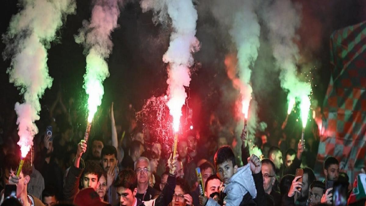 Karşıyaka, stadyum için taraftar mitingi gerçekleştirdi