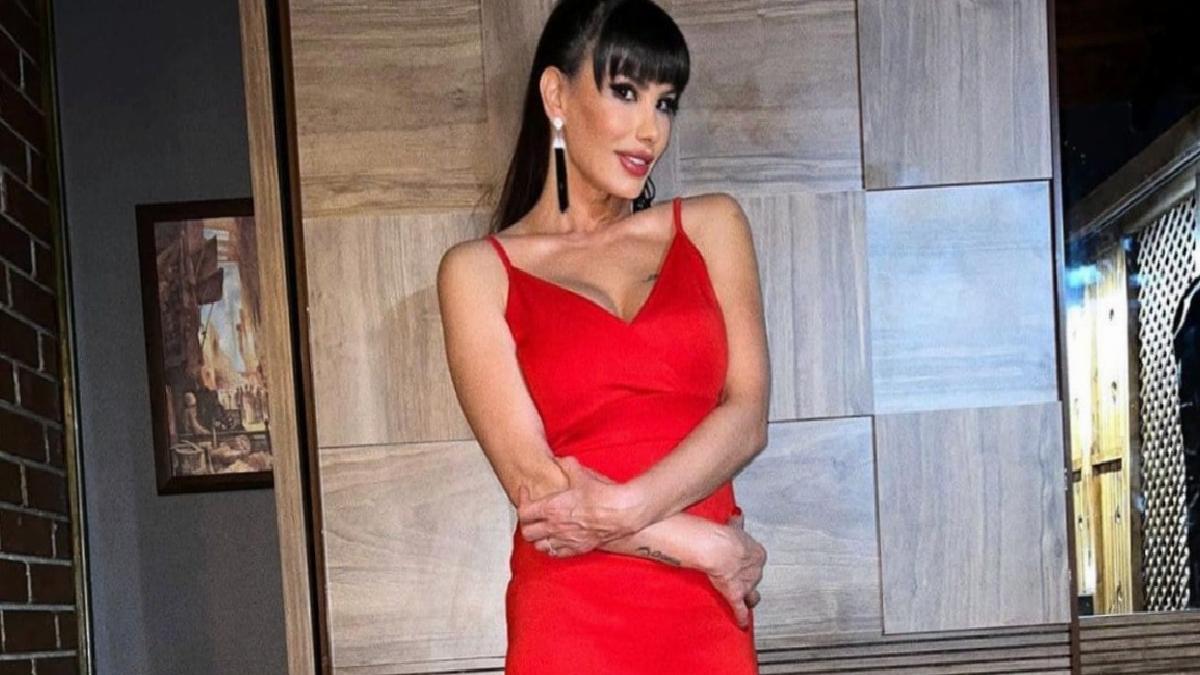 Şarkıcı Hatice'den yeni seçim kombini: Köpeğiyle oy verdi