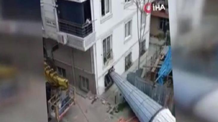 Son dakika.... Esenyurt'ta güçlendirme çalışması yapılan minare bir binaya çarparak zemine düştü