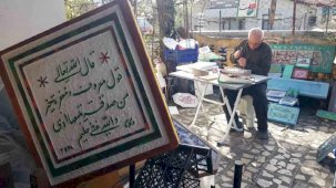 77 yaşındaki hattat Zekeriya Tezcan'ın eserleri çeşitli objelere işleniyor