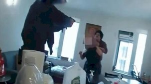 ABD'de annesinin boğazına bıçak dayayıp rehin alan saldırganı, polis başından vurarak öldürdü