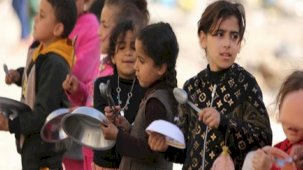 Açlıkla pençeleşen Filistinli çocuklardan İsrail'e boş tabaklarla protesto