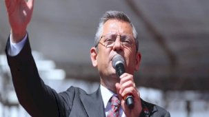 AK Parti mitinginde attıkları sloganla Cumhurbaşkanı'nı kızdıran EYT'li gruba Özgür Özel sahip çıktı: Erdoğan iki elim yakandadır