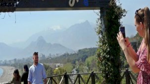 Antalya'da sahiller yaz ile kışı bir arada yaşıyor