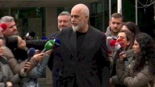 Arnavutluk Başbakanı kendisine soru soran gazetecinin yüzünü sıktı