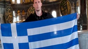 Ayasofya'da provokasyon! Yunan turist bayrak açıp fotoğrafı da skandal bir notla paylaştı