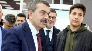 Bakan Tekin esnaf ve gençleri dinledi