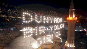 Bursa'daki tarihi Ulu Cami'ne mahya asıldı