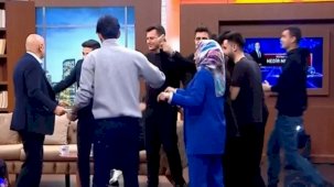 Cumhur İttifakı'nın Ankara adayı Turgut Altınok canlı yayında gençlerle misket oynadı