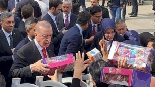 Cumhurbaşkanı Erdoğan, çocuklara oyuncak dağıttı
