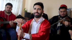 Edebiyat Doktoru Rugeş Demir, Engelli Genç İçin Evde Gösteri Yaptı