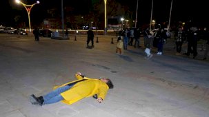 Erzincan depremini performansla hatırlatmak isteyen akademisyeni 'ölü' sanarak ihbarda bulundular