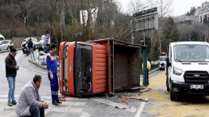 Faciaya ramak kaldı! Kamyon devrildi, pres makinesi yola savruldu