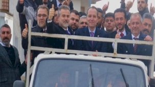 Fatih Erbakan, babası ile özdeşleşen kamyon kasası pozunu verdi