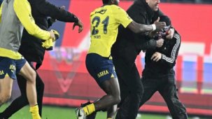 Fenerbahçeli Osayi Samuel, kendisine doğru koşan Trabzonsporlu taraftara yumruk attı