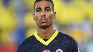 Fenerbahçeli stoper Djiku, olaylı derbi hakkında konuştu: Bizimle kavga etmek için sahaya girdi