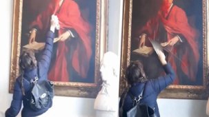 Filistin destekçisi aktivist, protesto için 110 yıllık tabloyu tahrip etti