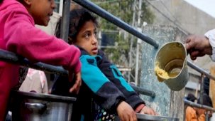 Fransız gazetesi Liberation, skandal bir karikatürle Gazzelilerle dalga geçti