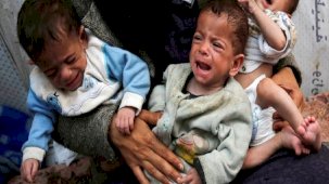 Gazze'de açlık derinleşiyor: Filistinli üçüz bebekler, ölüm tehlikesi altında