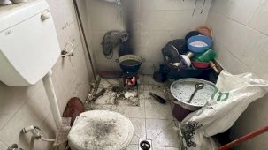 Gazze'de bir aile hijyenik olmayan bir ortamda yemek pişiriyor