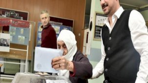 Gümüşhane'de 112 yaşındaki nine, oyunu kullanmayı ihmal etmedi