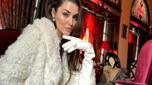 Hande Erçel müstakbel kaynanasıyla konserde! Arzu Sabancı'yla samimiyet ilerledi