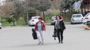 Hemşire Nilüfer Şimşek, Çocuk Hastalara Müzikle Moral Veriyor