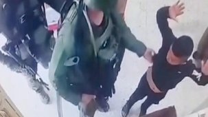 İsrail askeri, marketteki küçük çocuğu zorbalık yapıp darbetti