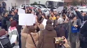 İsrail limanlarına gemi göndermekle itham edilen Limak Holding önünde protesto eylemi