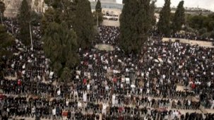 İsrail'in engellemelerine rağmen 80 bin Filistinli, ramazan ayının ilk cuma namazını Mescid-i Aksa'da kıldı