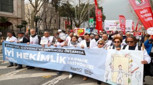 İstanbul Kadıköy'de Sağlık Çalışanlarından 14 Mart Tıp Bayramı Yürüyüşü