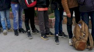 İzmir'de Kalkan-15 Operasyonu: Düzensiz göçmenlere konaklama imkanı sağlayan 35 otele ceza