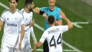 Kimse bunu beklemiyordu! Azeri futbolcunun hakeme yaptığı hareket pahalıya patladı