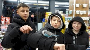 Kütahya'da sahibiyle markete gelen muhabbet kuşu ilgi odağı