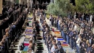 Mescid-i Aksa'da 150 bin kişi teravih namazı için saf tuttu