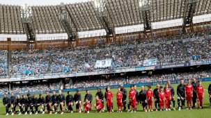 Napoli, diz çökerek ırkçılığı protesto etti